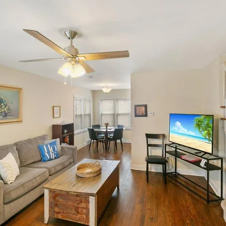 Downtown Libertyville Duplex Near Naval Base