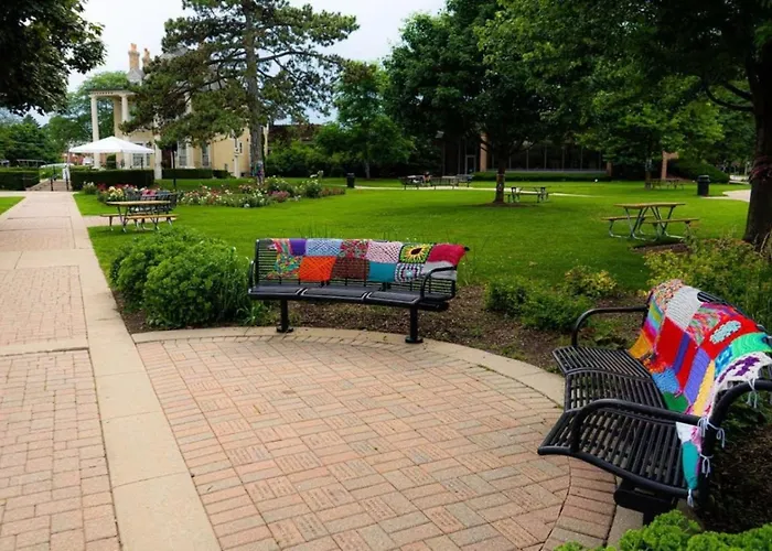 Downtown Duplex Near Naval Base Libertyville