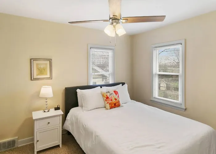 Apartamento Downtown Duplex Near Naval Base