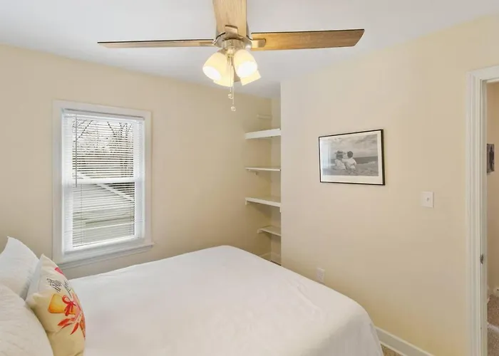 Downtown Duplex Near Naval Base Libertyville