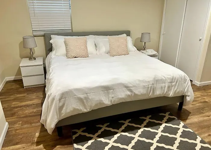 Downtown Duplex Near Naval Base Apartamento