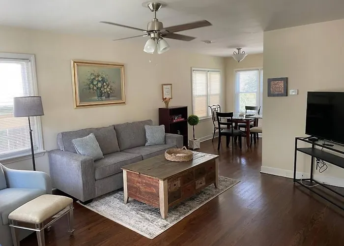 Apartamento Downtown Duplex Near Naval Base