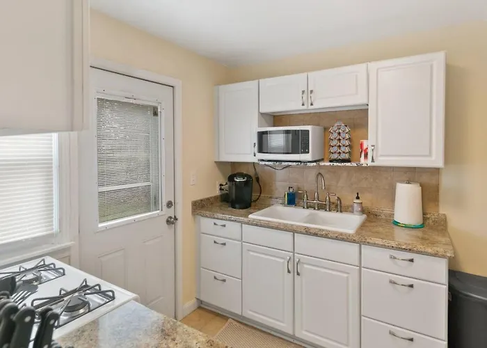 Downtown Duplex Near Naval Base Apartamento *