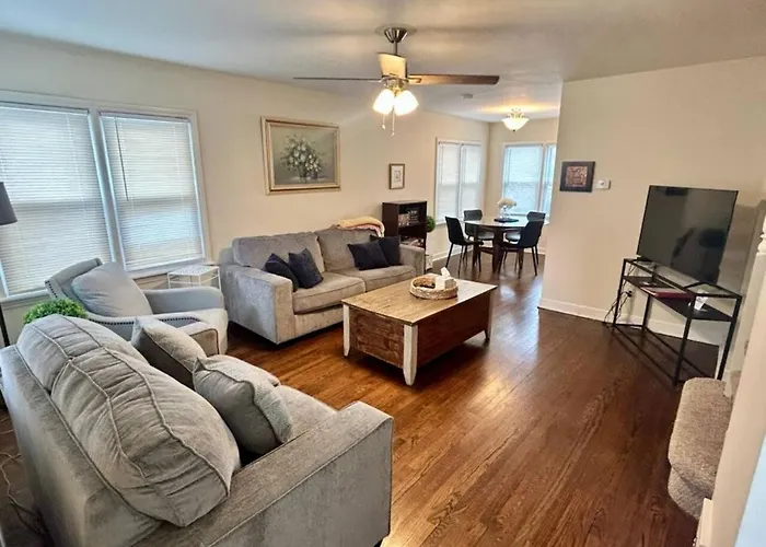 Downtown Duplex Near Naval Base Apartamento *