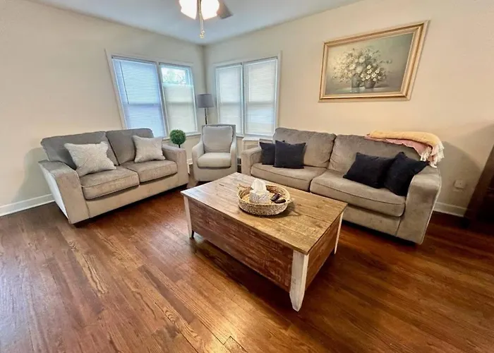 Downtown Duplex Near Naval Base Libertyville